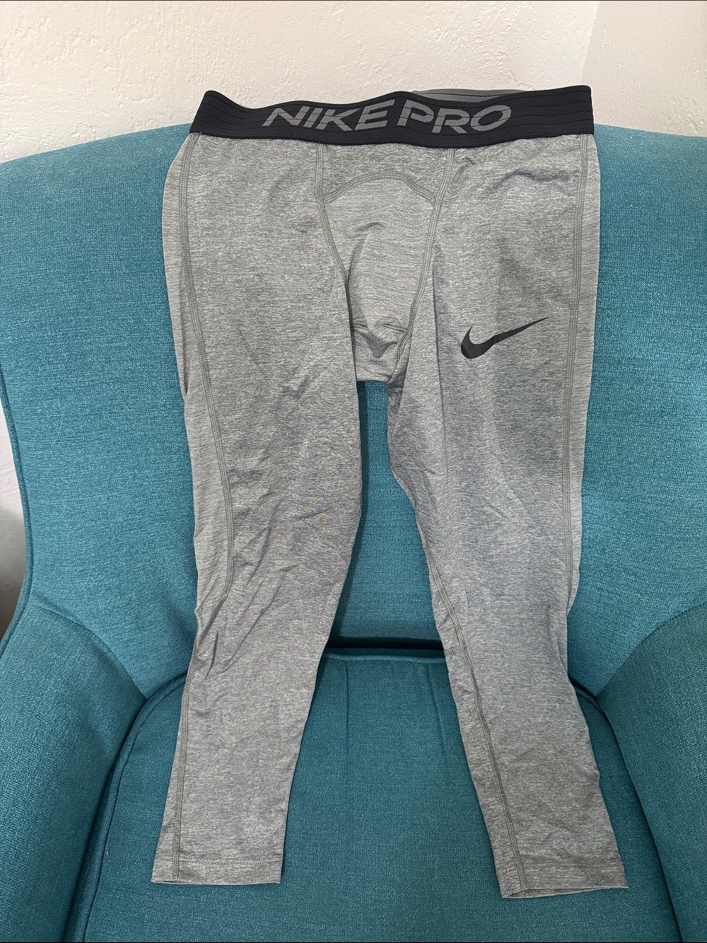Nike Men’s Grey Athletic cropped compression pants size medium
